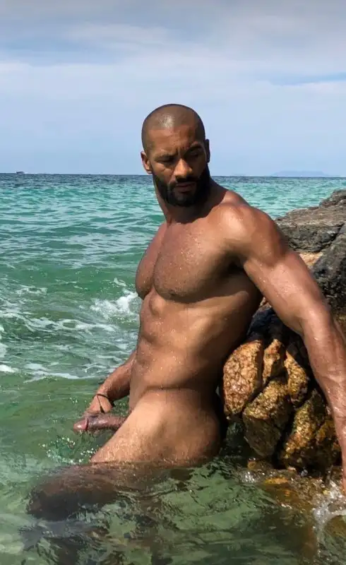 நா.அ.இ 12 ஆஃபீஸ் ஜிம் ஷவரில்